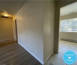 1504 Autumn Dr, Unit B in Greensboro, NC - Foto de edificio - Building Photo