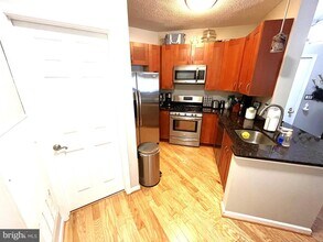 14305 Climbing Rose Way in Centreville, VA - Building Photo - Building Photo