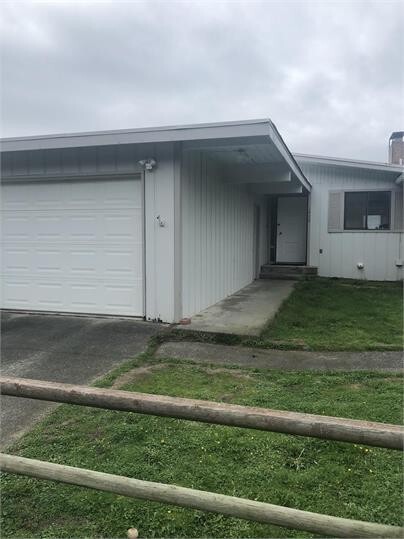 1909 W Beach Rd in Oak Harbor, WA - Foto de edificio