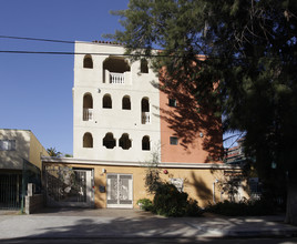 6815 Baird Ave in Reseda, CA - Building Photo - Building Photo