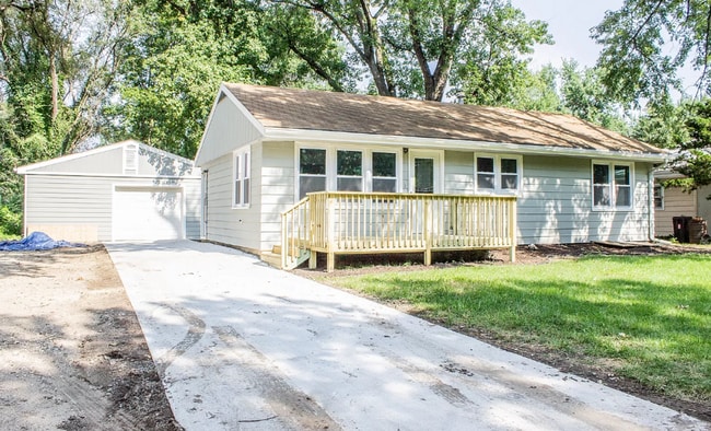 1932 Hayes Dr in Manhattan, KS - Building Photo - Building Photo