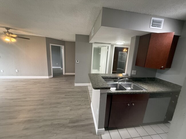 2880 N Oakland Forest Dr in Oakland Park, FL - Building Photo - Building Photo