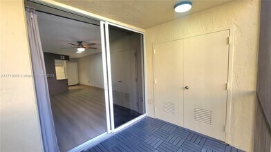 8215 Lake Dr in Doral, FL - Foto de edificio - Building Photo