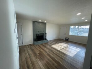 930 NE 21st Ave in Hillsboro, OR - Building Photo - Building Photo