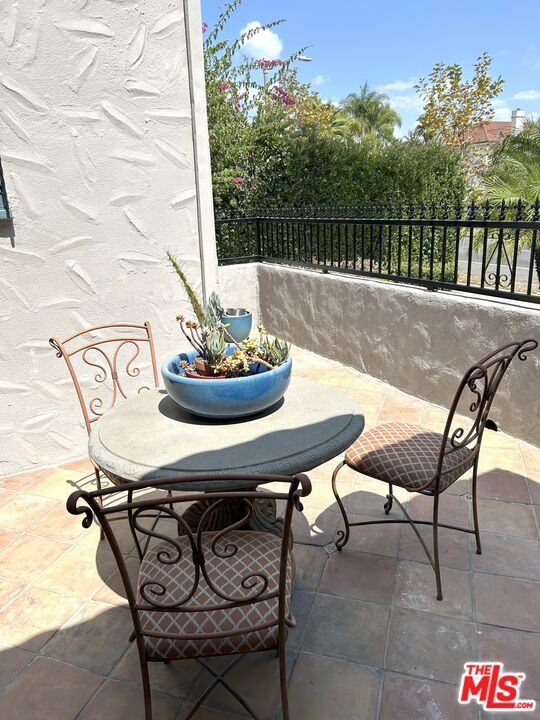 621 S Highland Ave in Los Angeles, CA - Building Photo - Building Photo