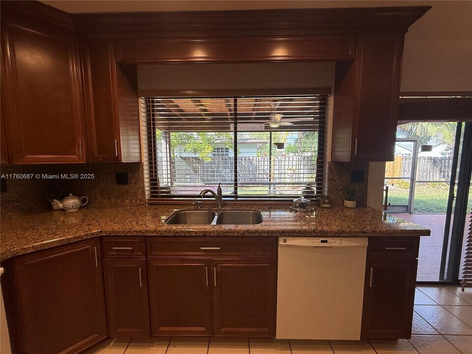 10161 NW 32nd St in Sunrise, FL - Building Photo