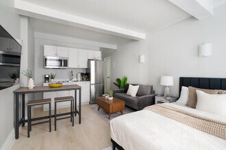 240 W 73rd St in New York, NY - Foto de edificio - Building Photo