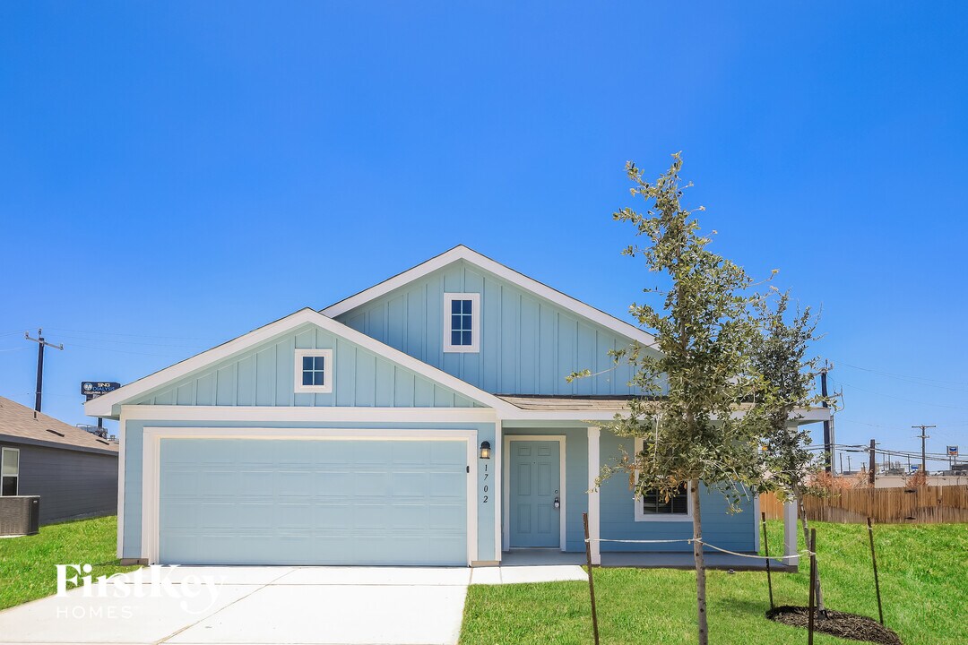 1702 Morse Way in San Antonio, TX - Building Photo
