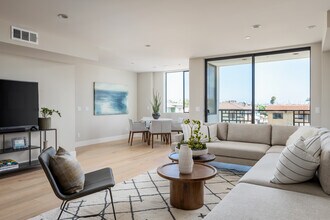 Bayview Townhomes at Point Loma in San Diego, CA - Building Photo - Building Photo