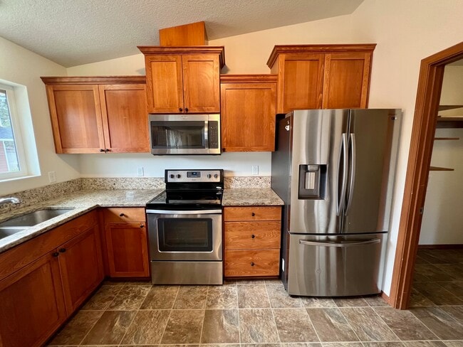 293 Sowell Dr in Shady Cove, OR - Building Photo - Building Photo