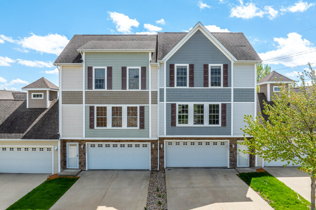 Walnut Crest in Urbandale, IA - Building Photo - Building Photo