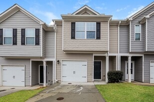 1010 Highwood Ln in East Point, GA - Building Photo