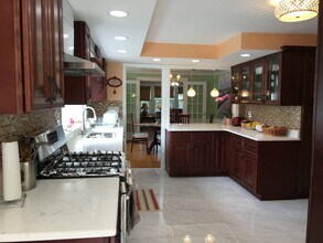 340 Common St, Unit 2 in Belmont, MA - Foto de edificio - Building Photo