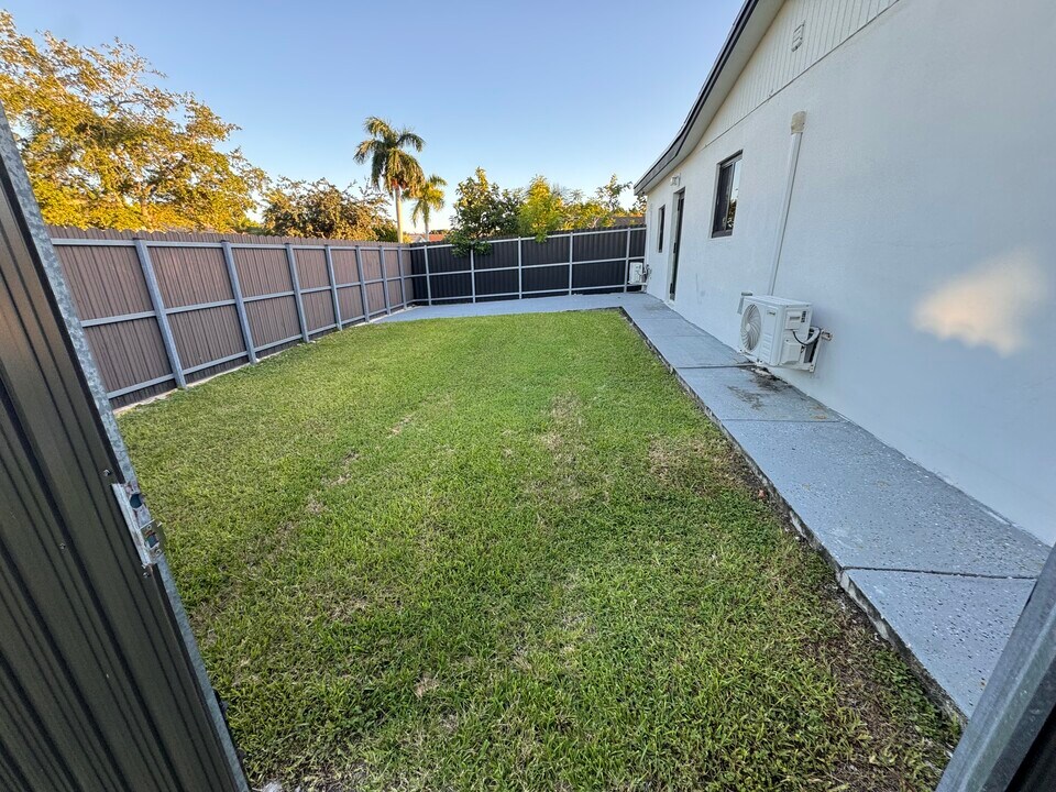 15000 SW 307th St in Homestead, FL - Foto de edificio