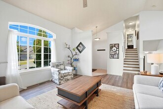 235 Lockmoor Ave in North Liberty, IA - Foto de edificio - Building Photo