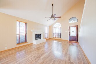 471 Caviness Dr in Grapevine, TX - Foto de edificio - Building Photo