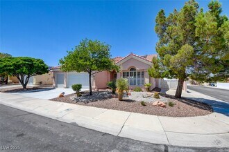8528 Crest Hill in Las Vegas, NV - Foto de edificio - Building Photo