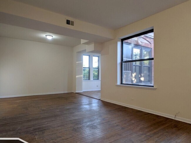 2323 N Kedzie Blvd in Chicago, IL - Foto de edificio - Building Photo