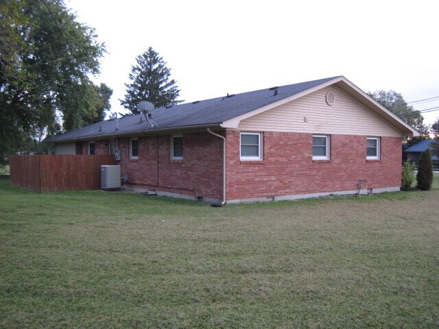 409 N Lincoln Blvd in Hodgenville, KY - Building Photo - Building Photo