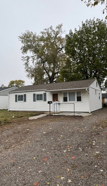 1145 St Rose Ln in Sauget, IL - Building Photo