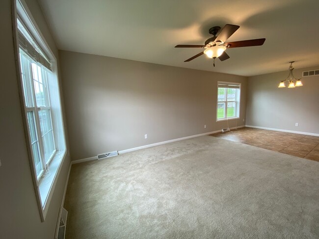 1427 Springbrook Dr in Cedar Falls, IA - Foto de edificio - Building Photo