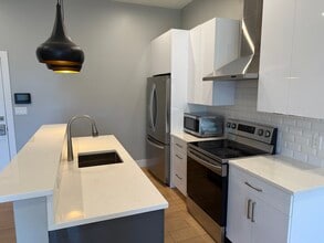 37 Cross St E, Unit 207 in Somerville, MA - Foto de edificio - Building Photo