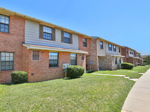 Chapel Valley Townhomes in Baltimore, MD - Foto de edificio - Building Photo