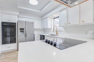 10720 Briar Forest Dr in Houston, TX - Building Photo