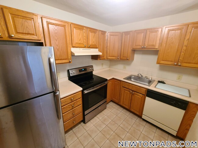 280 Grove St, Unit 5 in Newton, MA - Foto de edificio - Building Photo