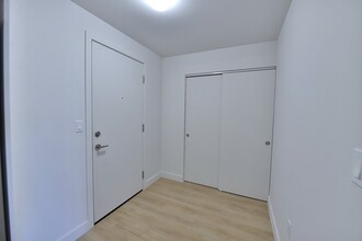 37 Brunswick Blvd in Dollard-des-Ormeaux, QC - Building Photo - Building Photo
