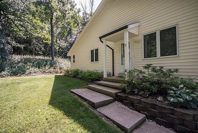 2552 Pebble Valley Rd in Waukesha, WI - Foto de edificio - Building Photo