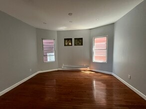 25 Bayview Ave, Unit 2 in Jersey City, NJ - Foto de edificio - Building Photo