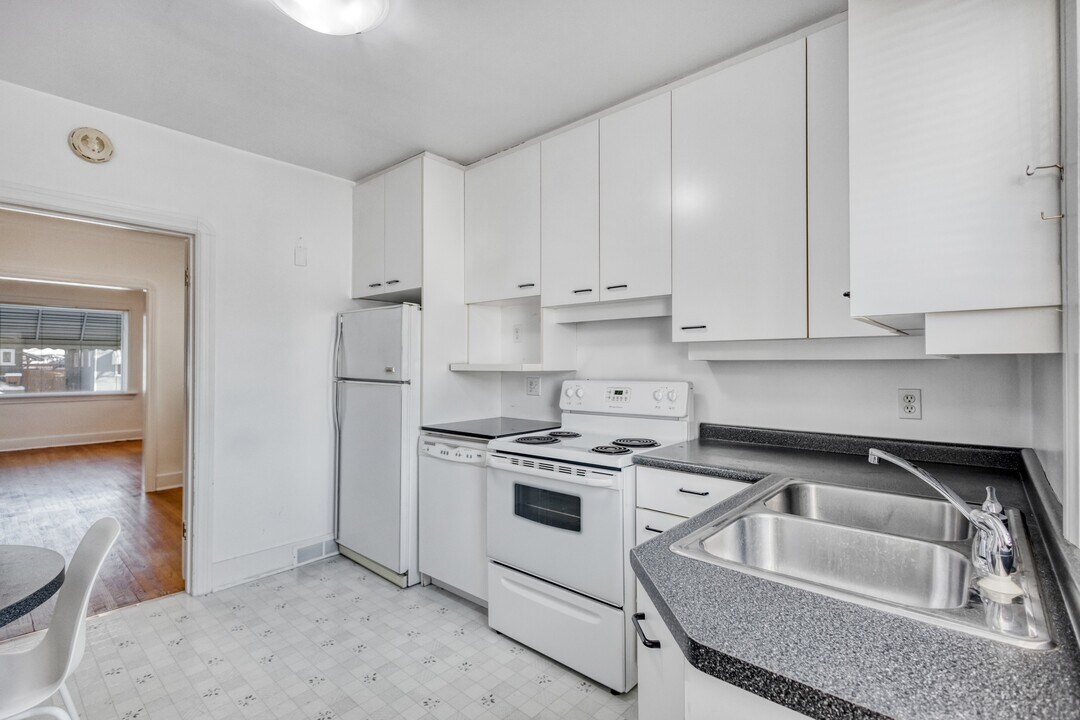 806 Garfield St N in Winnipeg, MB - Building Photo