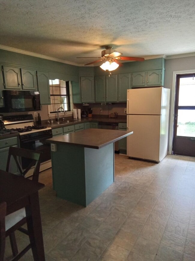 1000 Long Meadows Dr in Lynchburg, VA - Building Photo - Building Photo