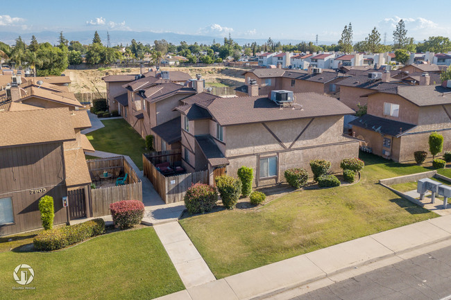 7909 S Laurelglen in Bakersfield, CA - Building Photo - Primary Photo