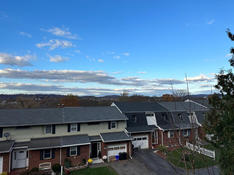 235 Vista Dr in Easton, PA - Building Photo