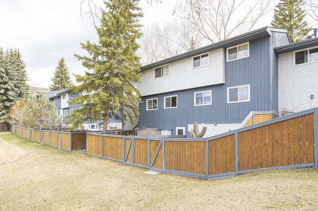 Bow Croft Place in Cochrane, AB - Building Photo - Building Photo