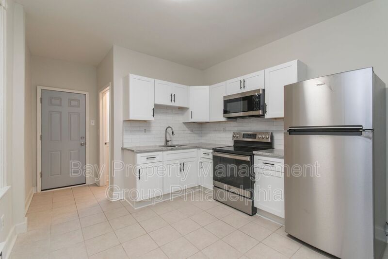 725 W Luzerne St in Philadelphia, PA - Building Photo