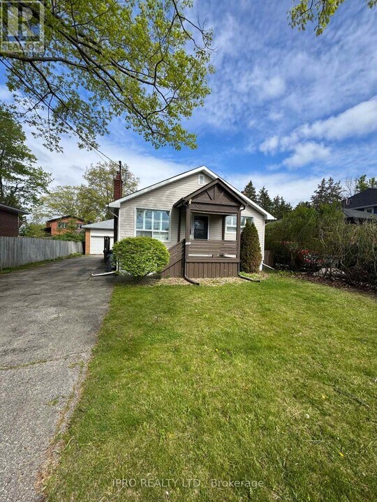 251 Troy St in Mississauga, ON - Building Photo