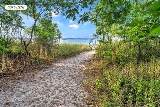 110 Hillside Dr E in Sag Harbor, NY - Building Photo - Building Photo