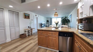 7900 Tatum Waterway Dr in Miami, FL - Building Photo - Building Photo