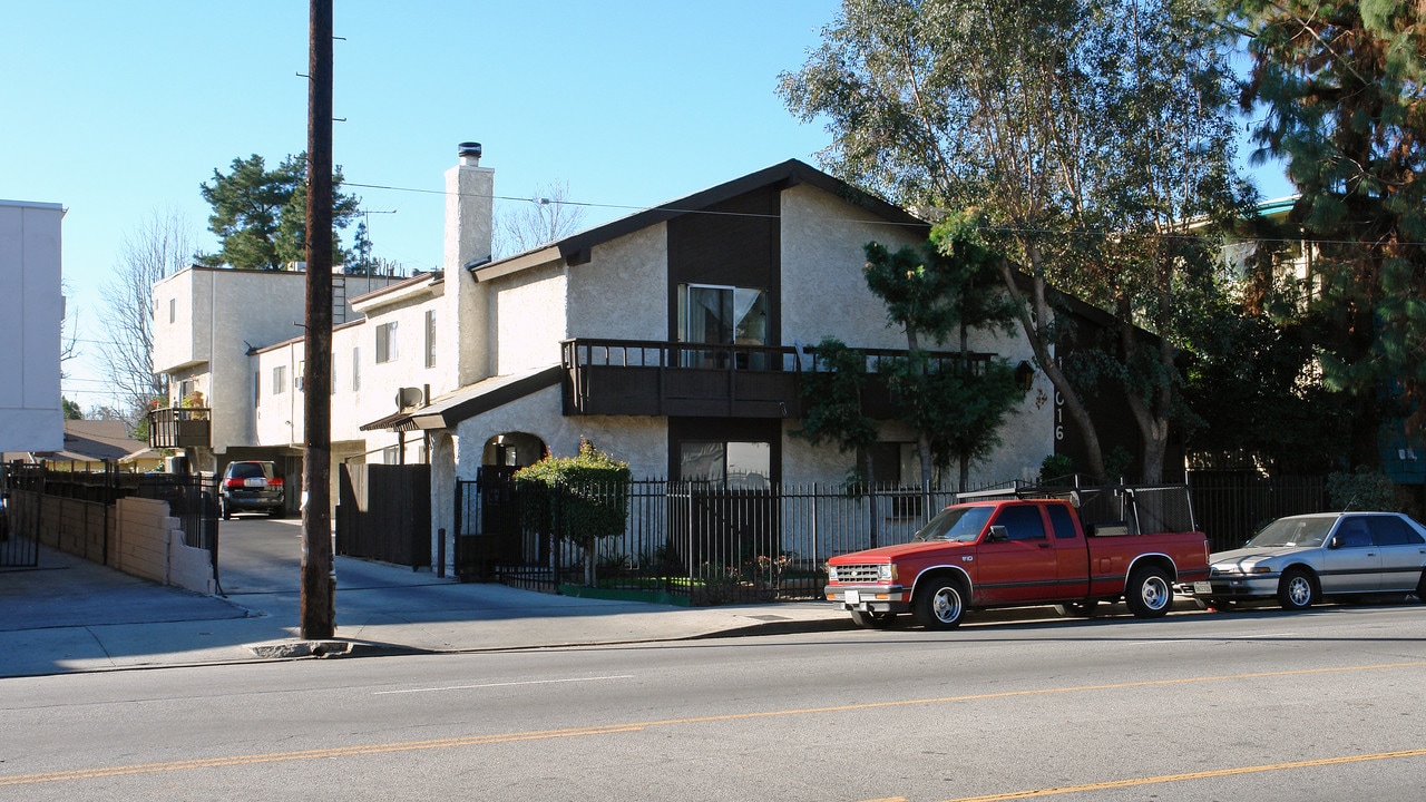 15016 Vanowen St in Van Nuys, CA - Building Photo