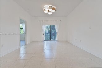 8045 NW 104th Ave in Doral, FL - Building Photo - Building Photo