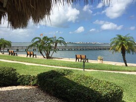 620 Edgewater Dr in Dunedin, FL - Building Photo