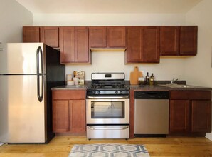 951 W Cornelia Ave, Unit B1 in Chicago, IL - Building Photo - Building Photo