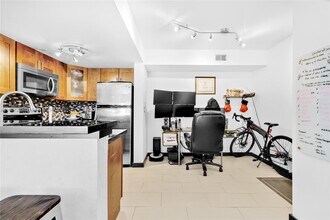 8660 NW 6th Ln in Miami, FL - Building Photo - Building Photo