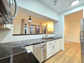 18930 Bothell Everett Hwy in Bothell, WA - Building Photo