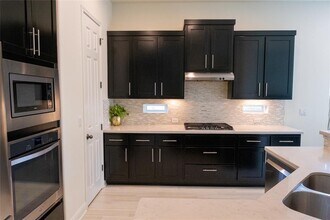 6701 Serlio Dr in Austin, TX - Foto de edificio - Building Photo