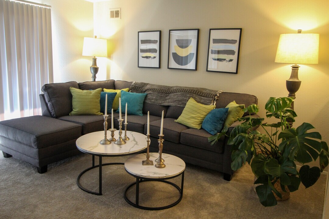 Essex at Hampton in Rochester Hills, MI - Building Photo