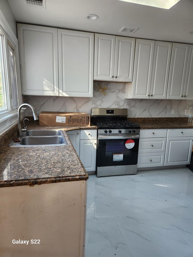 8 Brampton Ln in Great Neck, NY - Building Photo - Building Photo